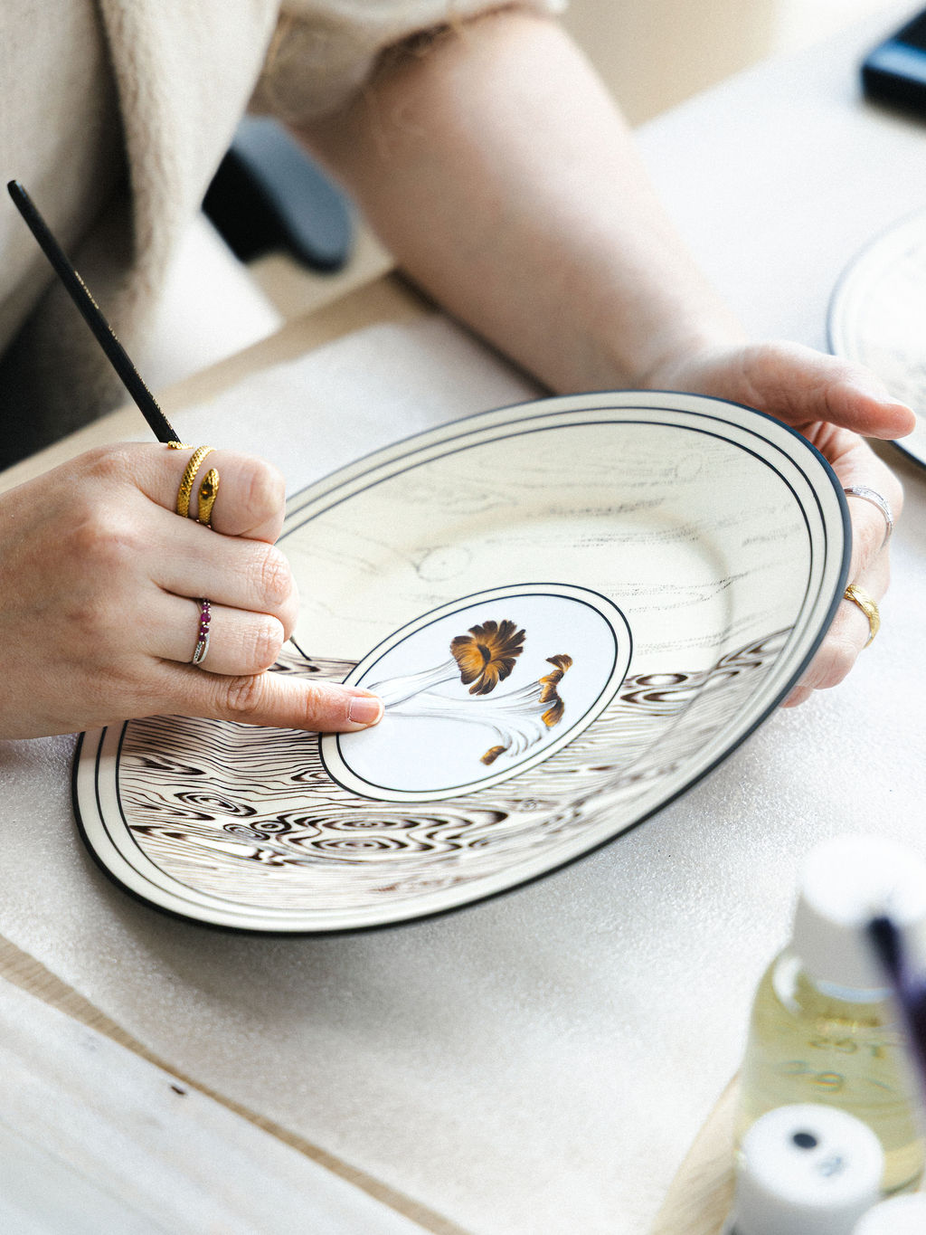 Peinture sur porcelaine https://constancebulin.com/wp-content/uploads/2026/05/384A9826.jpg